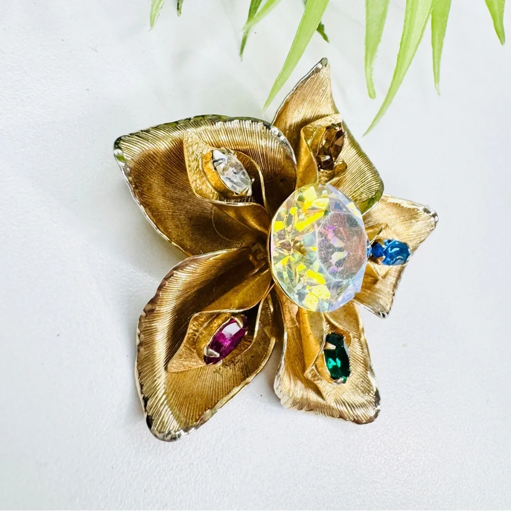 Vintage 60s Warner AB Crystal Rhinestone Textured Flower Gold Tone Brooch Retro